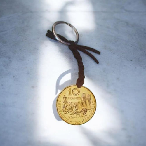 🇫🇷 Porte-clés “Victor Hugo 1985” – L’hommage au génie français