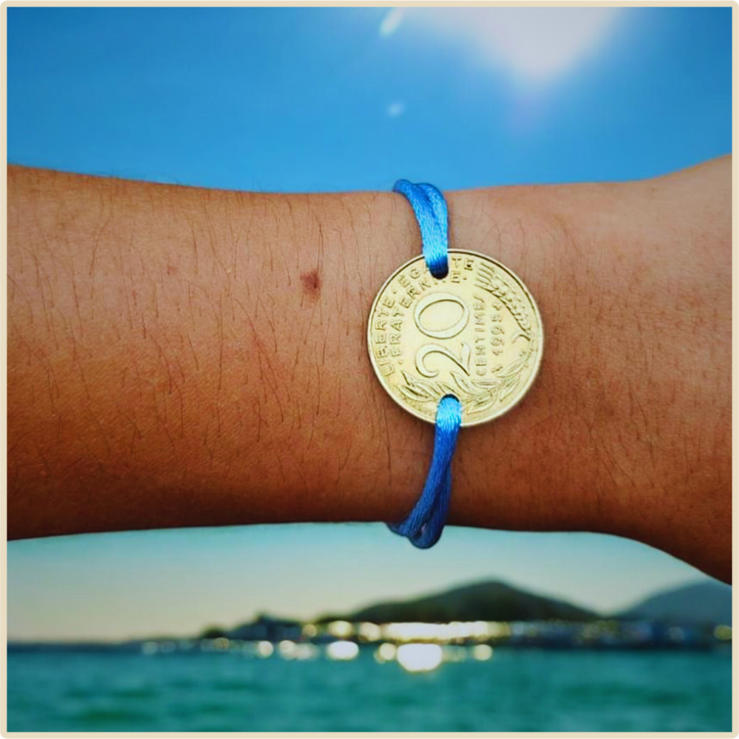 🌤️ Bracelet “Marianne Bleu Ciel” – L’esprit libre des années (1962-2000)