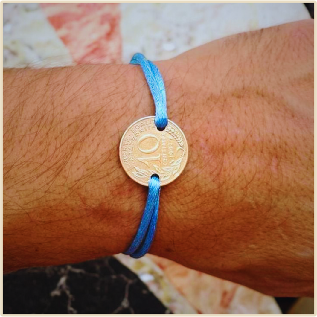 🌤️ Bracelet “Petite Marianne Bleu Ciel” – La légèreté du vintage (1962–2000)
