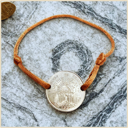 🎓 Bracelet “Institut de France 1995” – L’élégance de la culture française (1995)